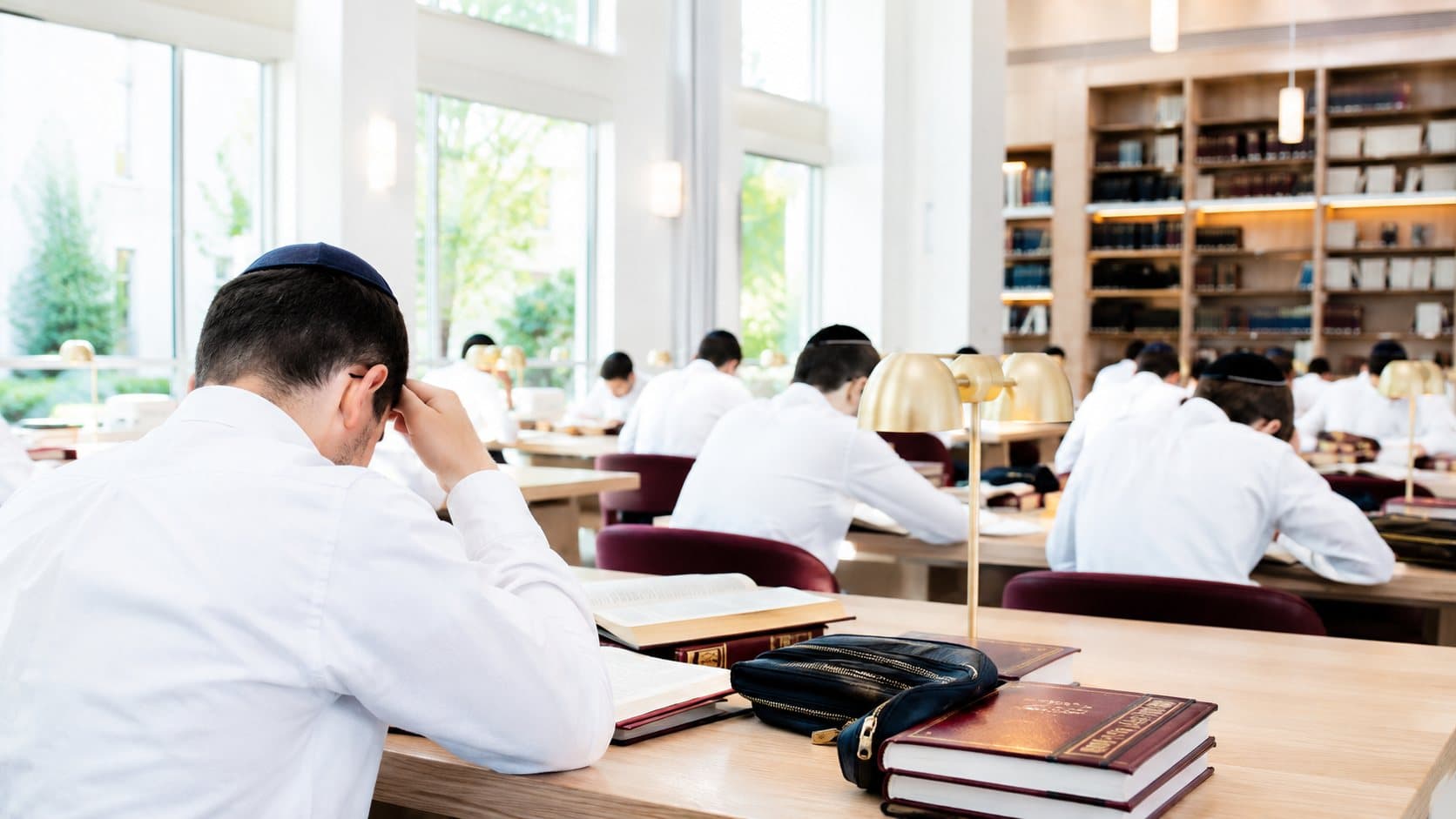 Illustration : une salle d'étude lumineuse, des avrekhim penchés sur leurs volumes